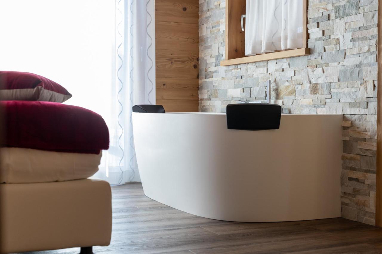 Chalet Imbosc'ché - B&B in beautiful surroundings Livigno Exterior foto